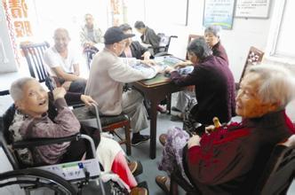 北京扩大老人优待政策 将研究失独家庭保险制度