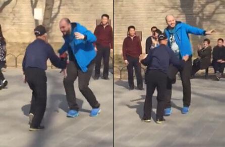 大爷与外国人斗舞！老外终于Hold不住了