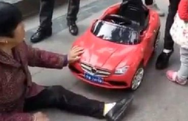 老人被玩具车撞后坐地不起