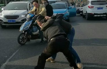 路怒司机上演全武行 场面激烈