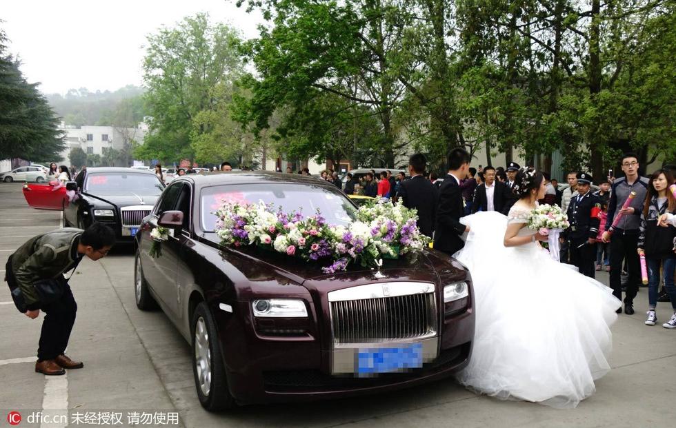 办豪华婚礼 十多豪车环绕摆宴200桌
