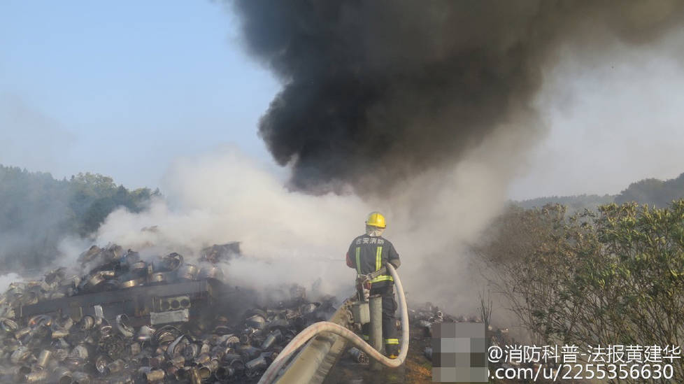 村民哄抢货物拦消防员:＂再射水打死你＂