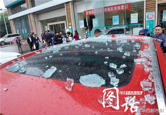 成都一女司机倒车撞进路边银行