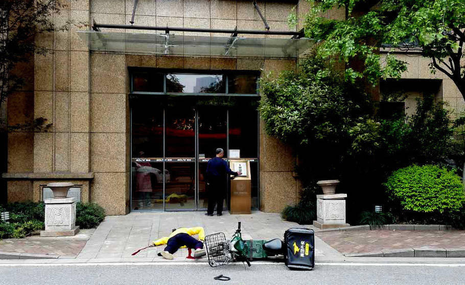 窗户突然从21楼掉下 砸死女外卖员