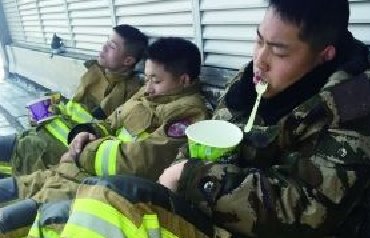 奋战一夜后 他捧着泡面睡着了