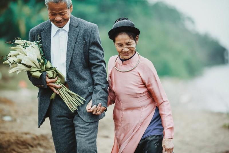 老夫妻在破船屋风雨半世纪 迎来婚礼