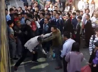 武汉老人在街头被围殴暴打