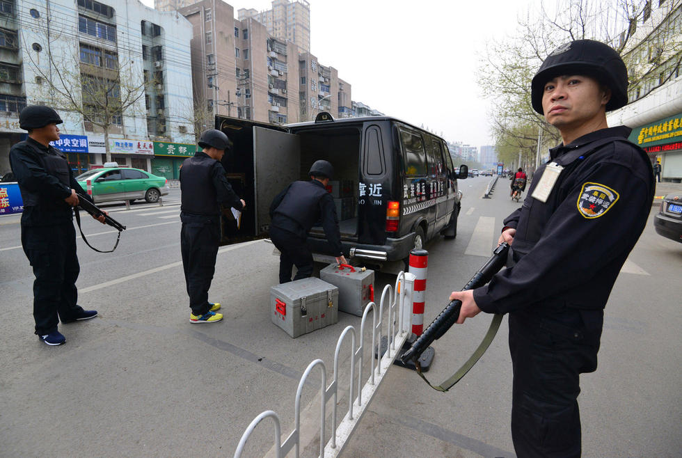 ＂现代走镖人＂:高度警戒中送钞接钞