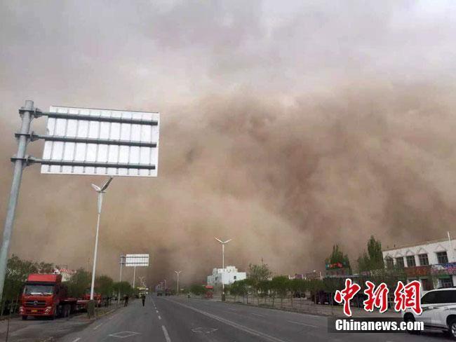“沙尘墙”来袭 景象如末日大片