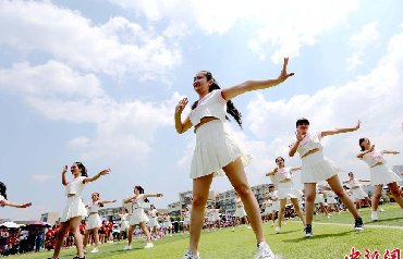 桂林医学院女生参加健美操比赛 高颜值吸人眼球