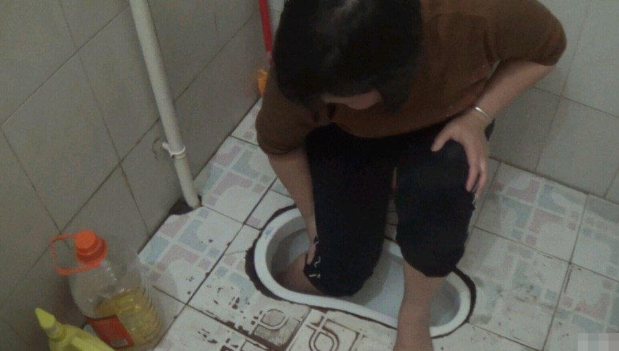 女子脚卡厕所 消防员用食用油润滑施救