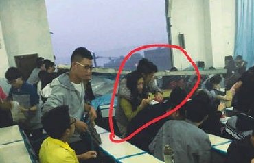 学校窗户倒塌 男生拼命护住女生