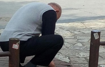 被地砖绊了一脚之后 老人是这样做的