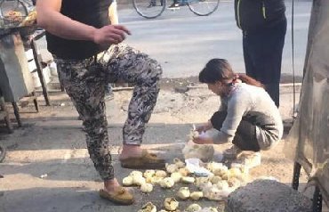 只因小贩拿错包子馅 男子怒踩一屉包子