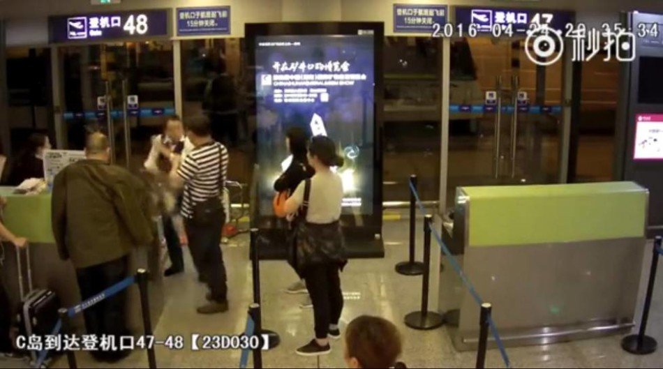 北京机场女地勤遭乘客泼饭羞辱