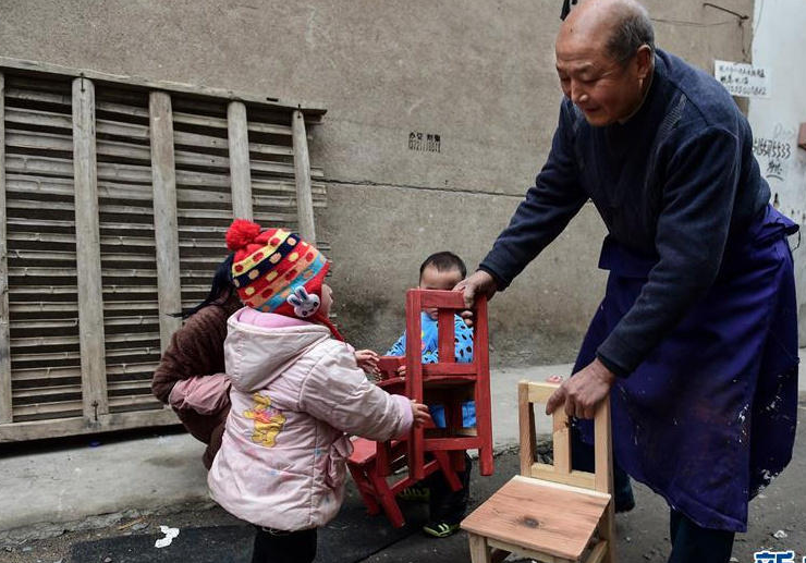 老人5年打出800个板凳 捐赠福利院