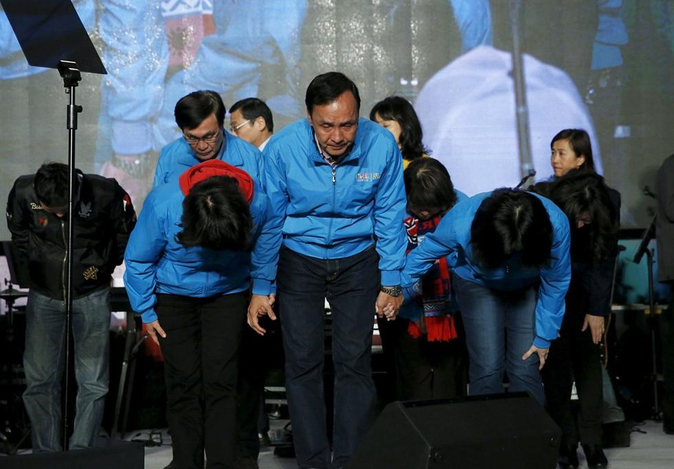 朱立伦宣布辞国民党主席职务并带领团队鞠躬致歉，“对不起大家，让大家失望了，我们努力不够，我们辜负了所有选民的期待。”