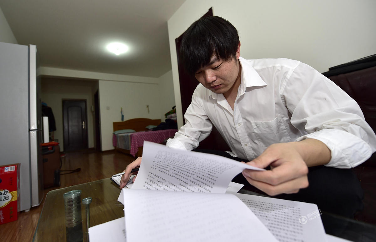 　　近日，一个从山东德州陵城区到天津打工的28岁小伙儿“火了”，他既不是娱乐明星，也不是新晋网红，而是新当选的共青团天津市委常委马庆坤，他也没想到，只有初中学历的自己会当选。图为马庆坤下班后在出租房内学习团组织材料。