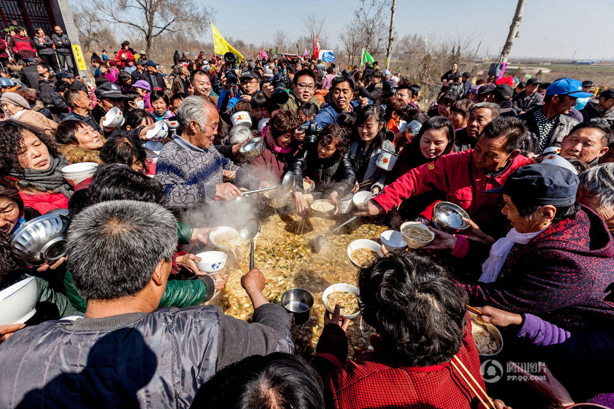　　3月10日，河南省安阳县水冶镇阜城附近的白龙潭庙会上，2000人同吃“大锅饭”（汤面条），场面宏大，让人叹为观止。当天是农历二月初二，相传是“龙抬头”的日子。每年的这一天，河南省安阳市水冶镇阜城村附近的白龙潭庙会都热闹非凡，方圆数十里的男女老少、善男信女来到白龙潭庙，举行声势浩大的庆祝活动，祈盼新的一年风调雨顺，五谷丰登。
