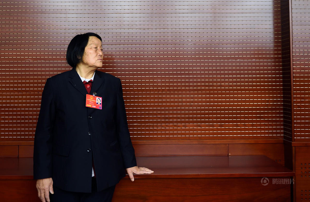　　3月11日，全国人大代表申纪兰在驻地留影。虽然当了60多年全国人大代表，但每次来北京参会，申纪兰仍觉得很激动，“参加这个大会责任非常重大！”从第一届到第十二届，从25岁到87岁，从驴车到高铁，时代变迁，但申纪兰的信念始终未变：“人大代表就是要代表人民利益，为人民说话。”