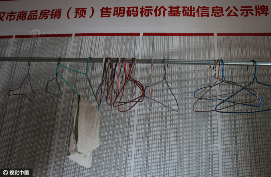 住在售楼部大厅的朱先生称，住进售楼部实在是没办法，如一家老小在外租房，租金、按揭贷款、两个孩子学费以及一家人生活费，花费每月近万元。