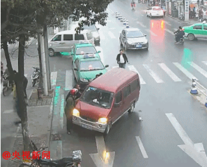　　近日，安徽舒城县，一辆面包车将一名女孩撞倒并卷入车底，过往市民赶快上前救援，一些司机也紧急停车施救。十几名市民合力将车抬起，女孩从被撞到被救仅仅过了48秒！所幸女孩只受了皮外伤。
