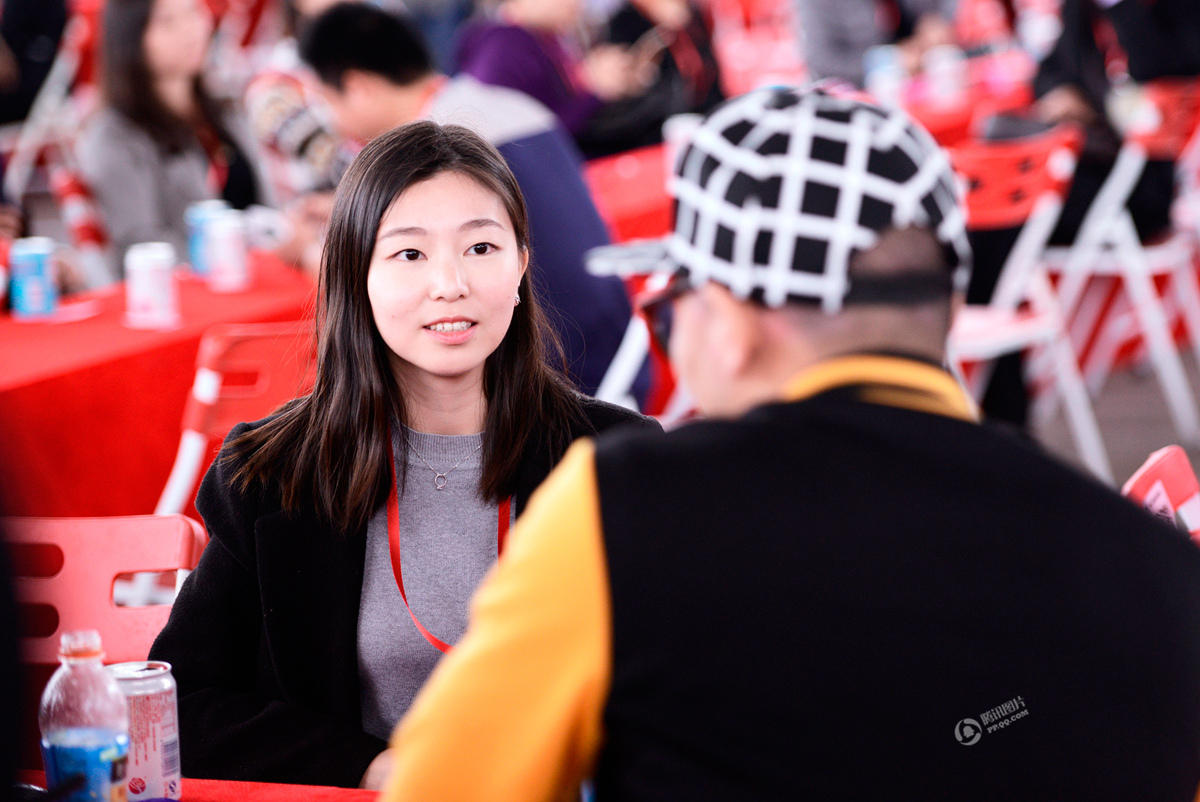 　　单身男女们相谈甚欢。