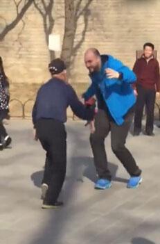 　　中国大爷\"舞功\"高超!北京天坛大爷与外国人斗舞,功力十足带跑对方(视频截图)