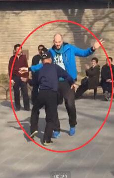 　　中国大爷\"舞功\"高超!北京天坛大爷与外国人斗舞,功力十足带跑对方(视频截图)