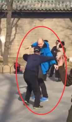 　　中国大爷\"舞功\"高超!北京天坛大爷与外国人斗舞,功力十足带跑对方(视频截图)