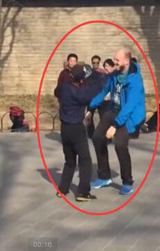 　　中国大爷\"舞功\"高超!北京天坛大爷与外国人斗舞,功力十足带跑对方(视频截图)