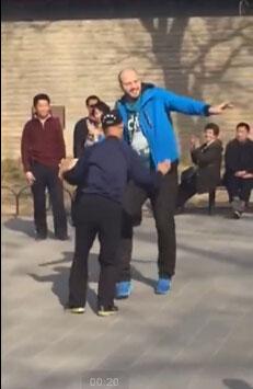 　　中国大爷\"舞功\"高超!北京天坛大爷与外国人斗舞,功力十足带跑对方(视频截图)