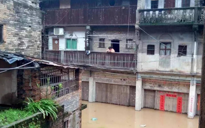 　　自19日起广东梅州市连日出现强降雨，导致全市5个县（市、区）受灾。根据广东省防总指示，宣布21日起广东省全面进入2016年汛期。梅州市三防指挥部并于22日7时30分启动防汛Ⅳ级应急响应，梅县区、梅江区、平远、大埔、五华等县（区）三防指挥部也先后启动了防汛应急响应，启动24小时应急值班，加强会商预警、灾情收集、信息报送等工作，及时发布防御指令。图为大埔县高陂镇桃花村受浸严重，村民通过竹排出行。