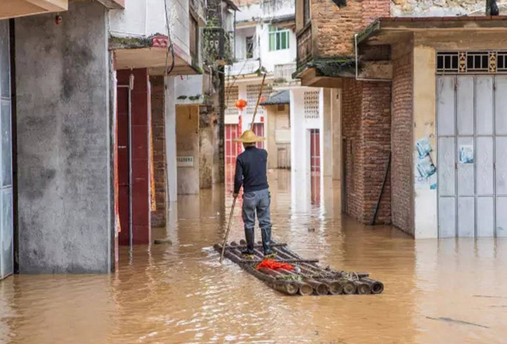 　　据梅州市三防办截至21日16时统计，本轮强降雨造成梅州市梅县、蕉岭、兴宁、平远、梅江区等5个县（市、区）40个镇受灾，受灾人口2.7万人，因山体滑坡导致房屋倒塌死亡1人，临时转移避险2029人，倒塌房屋246间，农作物受灾面积4.03万亩、成灾2.25万亩；损坏堤防10处570米，损坏水闸2座，水电站11座，直接经济总损失4200万元。截至今日，梅县区松口镇和大埔县高陂镇的灾情最为严峻。灾情发生后，受灾县（区）党委政府迅速反应，紧急转移安置群众，发放救灾物资。图为梅西水库泄洪。