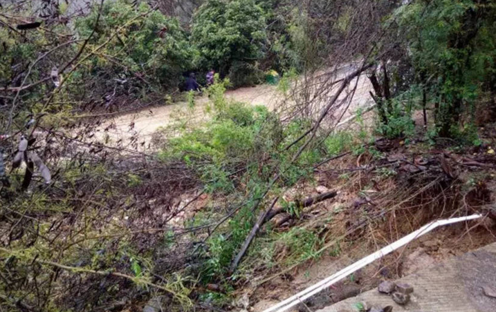 　　洪峰下午2点30分左右到达大埔县大麻镇，镇上河唇街等低洼处较上午11点多时水位上涨了一米左右。镇上昨天下午收到防汛指令时已通过大喇叭广播通知和短信通知两种方式告知社区居民转移人员和财产。至21日晚八点前已基本完成转移。