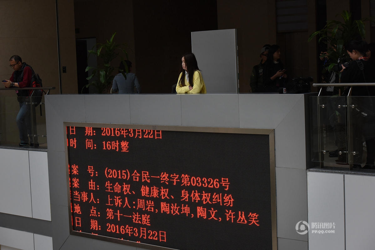 　　“我并不指望依靠赔偿款生活，只想这些钱能够支付我的治疗费用，让我活下去。”此前在接受记者采访时，周岩说，烧伤近五年，她一直没有拿到赔偿款，目前靠开网店为生。