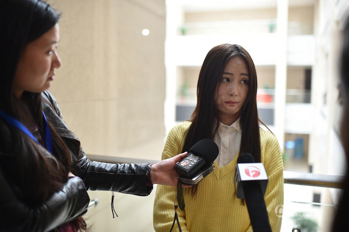 　　图为周岩在接受记者采访。