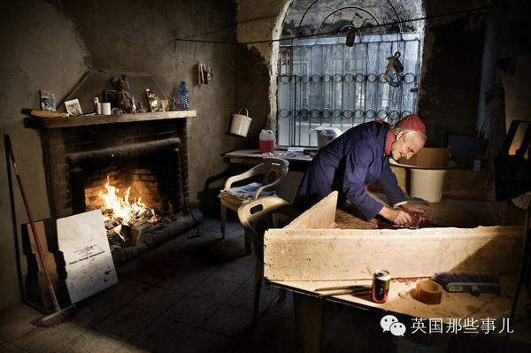 　　建筑的原材料，是他收集来的各种废材、垃圾品。