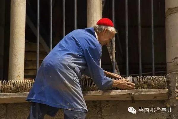 　　在1963年，他打下了教堂的第一块基石，他在建筑之前没有绘制过任何正规的设计图，也没有周密的计划。他根据自己的灵感一点一点摸索，有些灵感来自于圣彼得大教堂，有些受美国白宫的启发，还有他看过的各种大大小小的城堡和教堂。