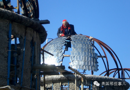 　　他没有一辆吊车，全是靠自己攀爬。