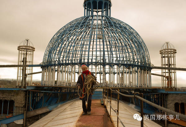 　　过去几十年来，他就睡在自己的“工地”里，将自己的全部心血都投入在其中，他也耗尽了家人留给自己的遗产和自己一生的积蓄。