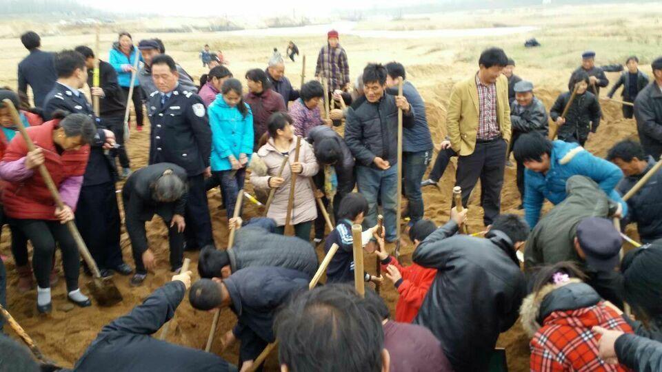 　　“昨日下午，我听说有人在这挖银元之后，就赶过来和他们一起挖。真没想到刚挖了半个小时，我就挖到了3块。”金先生告诉记者。在现场，另一位于姓村民因挖到银元脸上洋溢着笑容。他告诉记者，当天下午只挖到一块，而前两天挖了几块。根据其展示的银元，记者见到这些银元的铸造时间不同，有民国开国纪念币、民国二年、三年、九年的等。