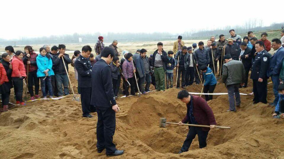 　　图为挖宝现场，派出所工作人员在地上拉了一道警戒线。