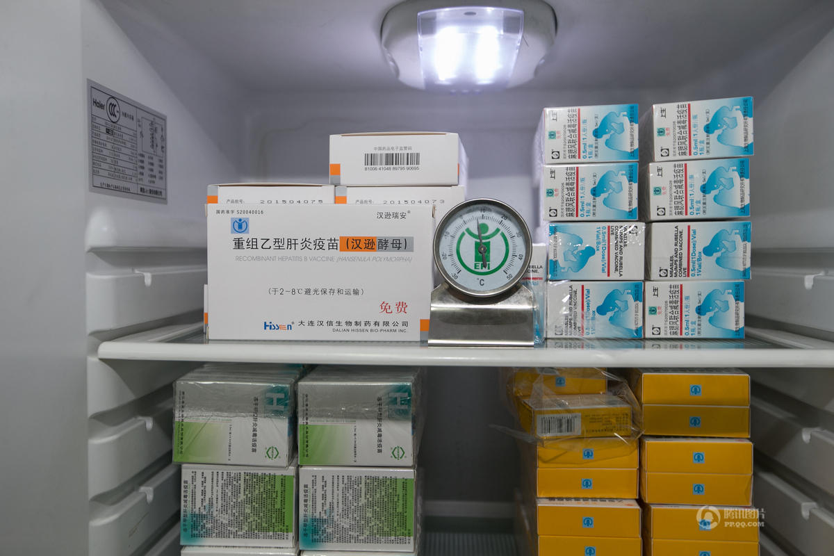 　　当天，记者探访了杭州市多家医院和社区医院疾控科室。接种室的每个台上都放了小冰箱，以备接种时随时取用疫苗。