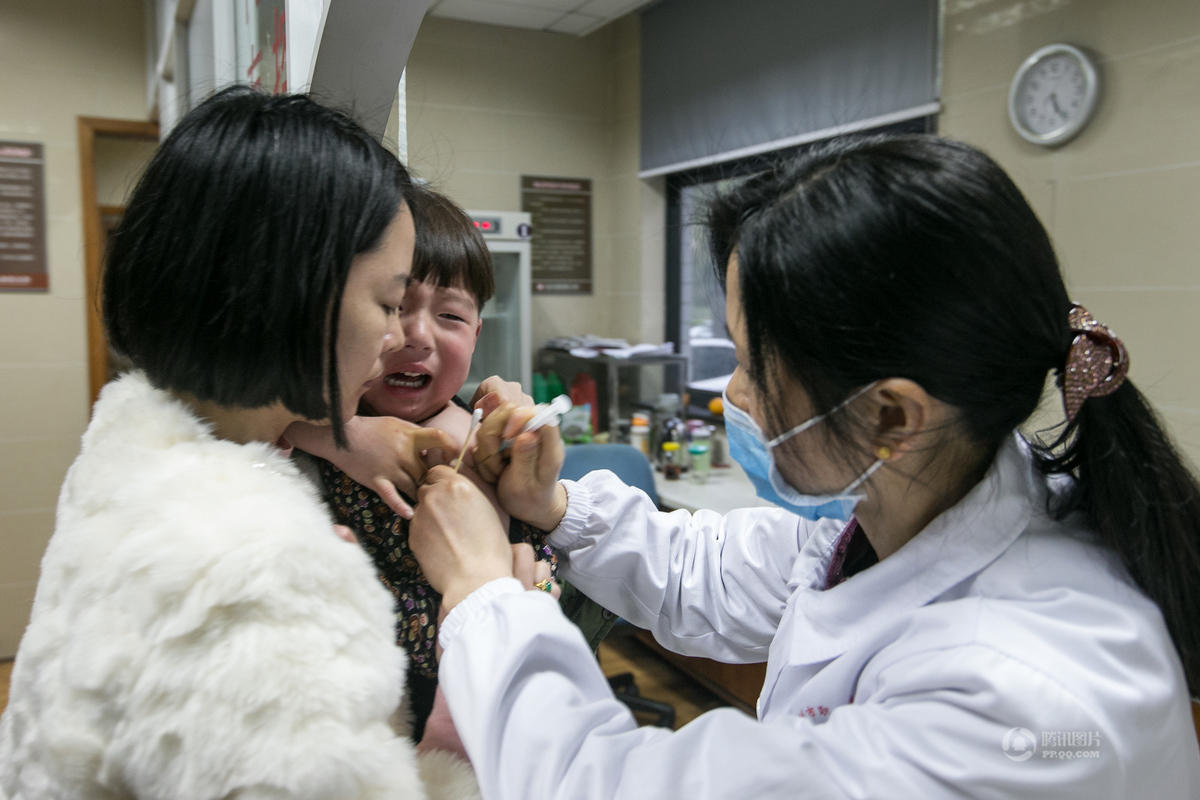 　　在杭州市职业病防治院，医生在为多名患者注射狂犬病疫苗，一切井然有序。
