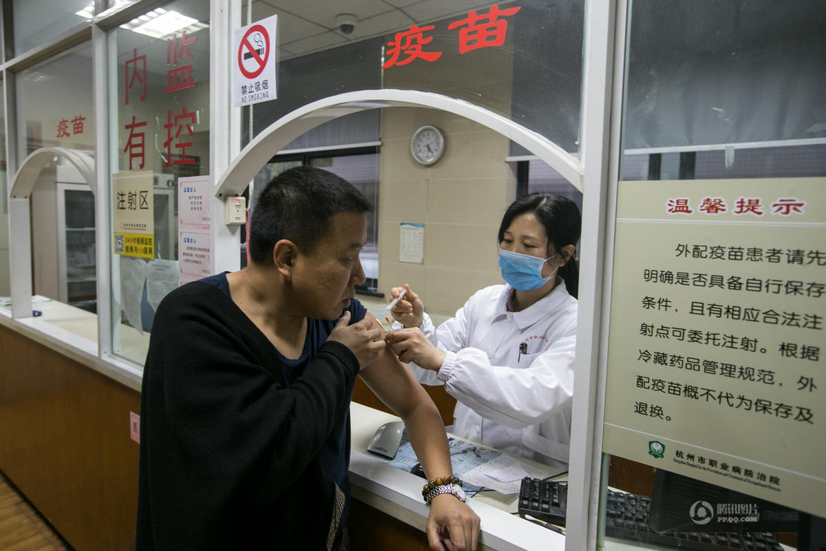 　　医生在为一个被狗咬伤的患者注射狂犬病疫苗。