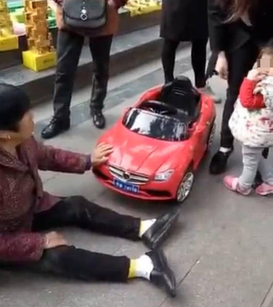 　　网曝一名小女孩开玩具汽车不小心撞到一名老人，结果老人坐在地上倒地不起。