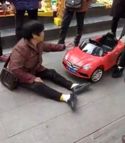 　　倒地的老年人。