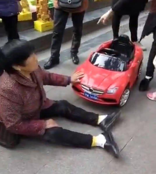 　　有人称，老年人骨头比平常人脆，更容易受伤，事情具体结果还需等待进一步调查结果公布。图为视频画面，老人表情痛苦，孩子家长在一旁解释。