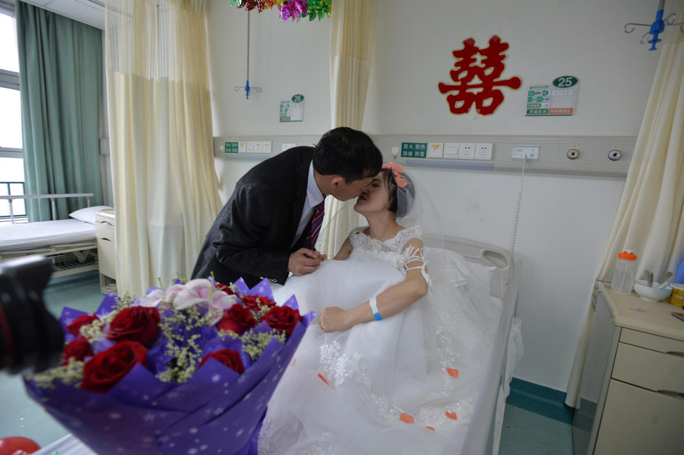 　　8年前，杨柳和彭新因朋友介绍相识，当时彭新一个月工资还不到1500元，杨柳家人一直不能接受两人结婚。但杨柳一直坚定的跟着彭新，两人从未想过要分手。2012年，杨柳的父亲和外婆相继去世，母亲改嫁多年，又身患乳腺癌，与杨柳也很少见面。无依无靠的杨柳和彭新开始租房生活。彭新包了所有家务活，对杨柳百依百顺。他总在想，等自己条件好点，就跟杨柳结婚，两个人在武汉安个家。二位新人拥吻。